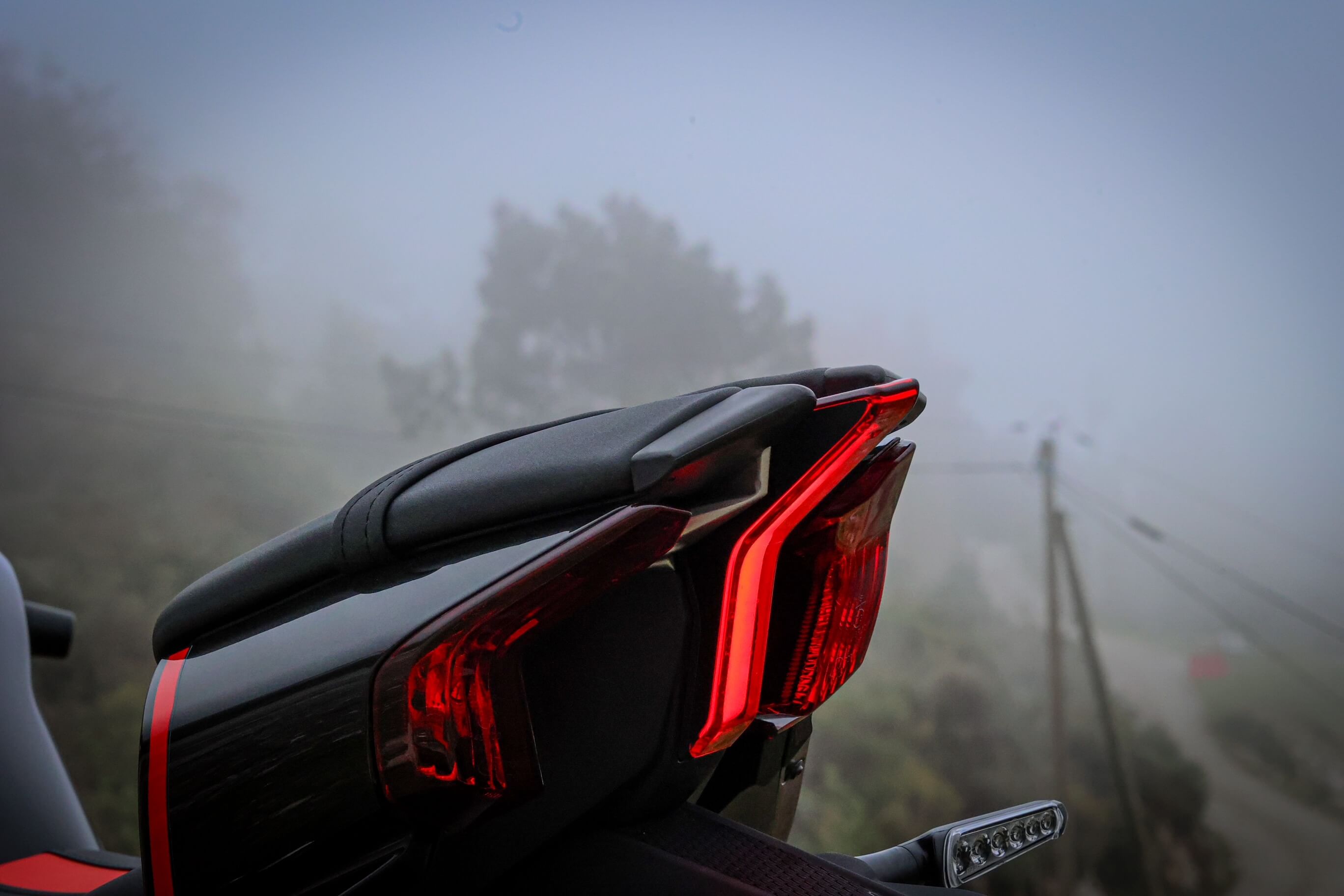 QJMOTOR SRK 421 RR poste de pilotage