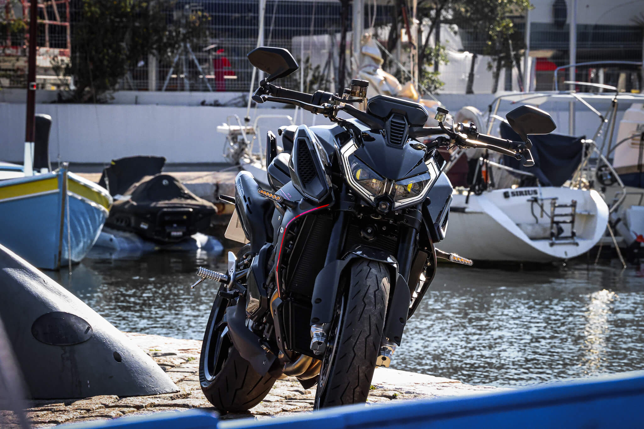 QJMOTOR SRK921 détail ligne et design