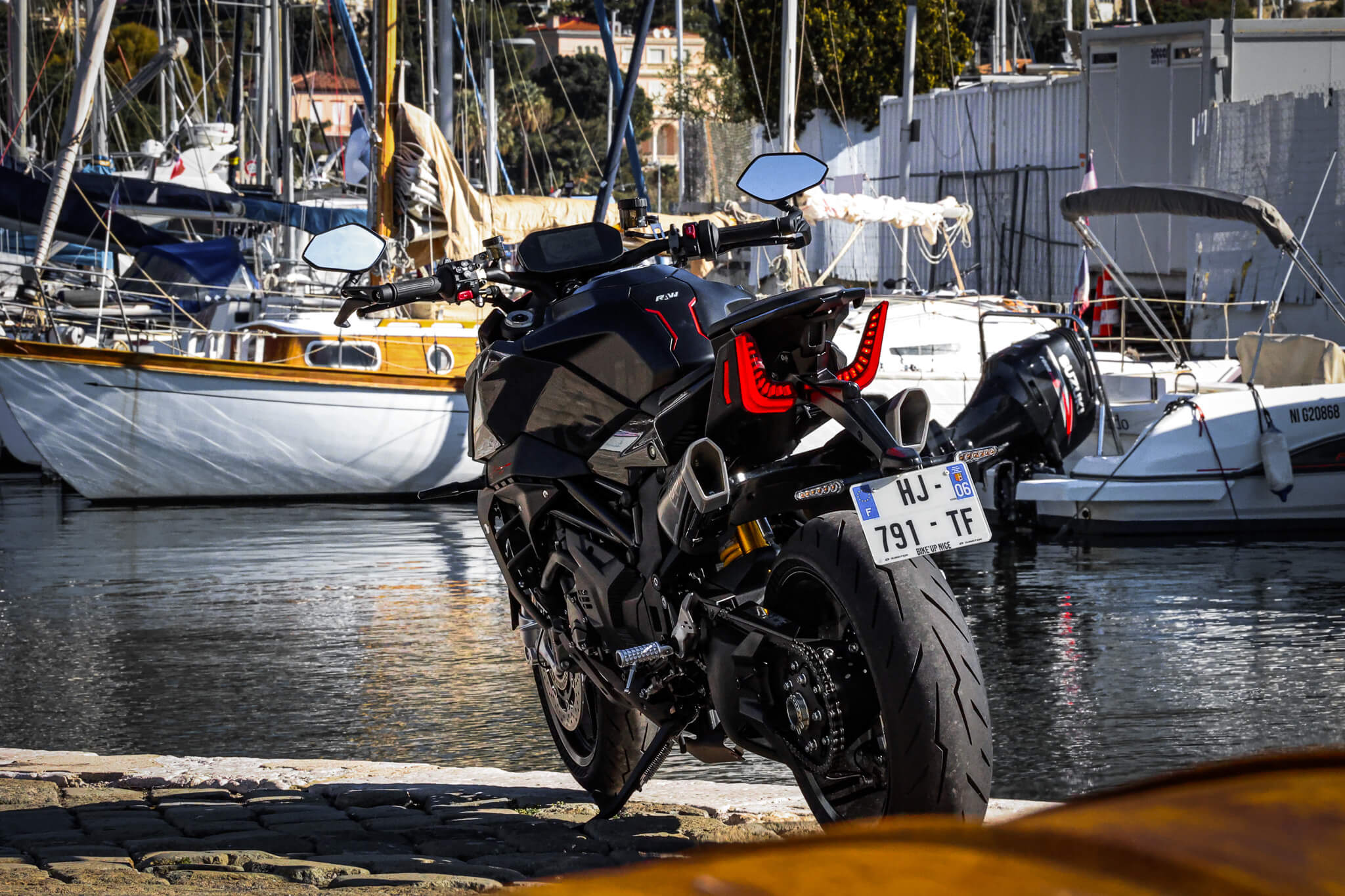 QJMOTOR SRK921 vue avant trois quarts