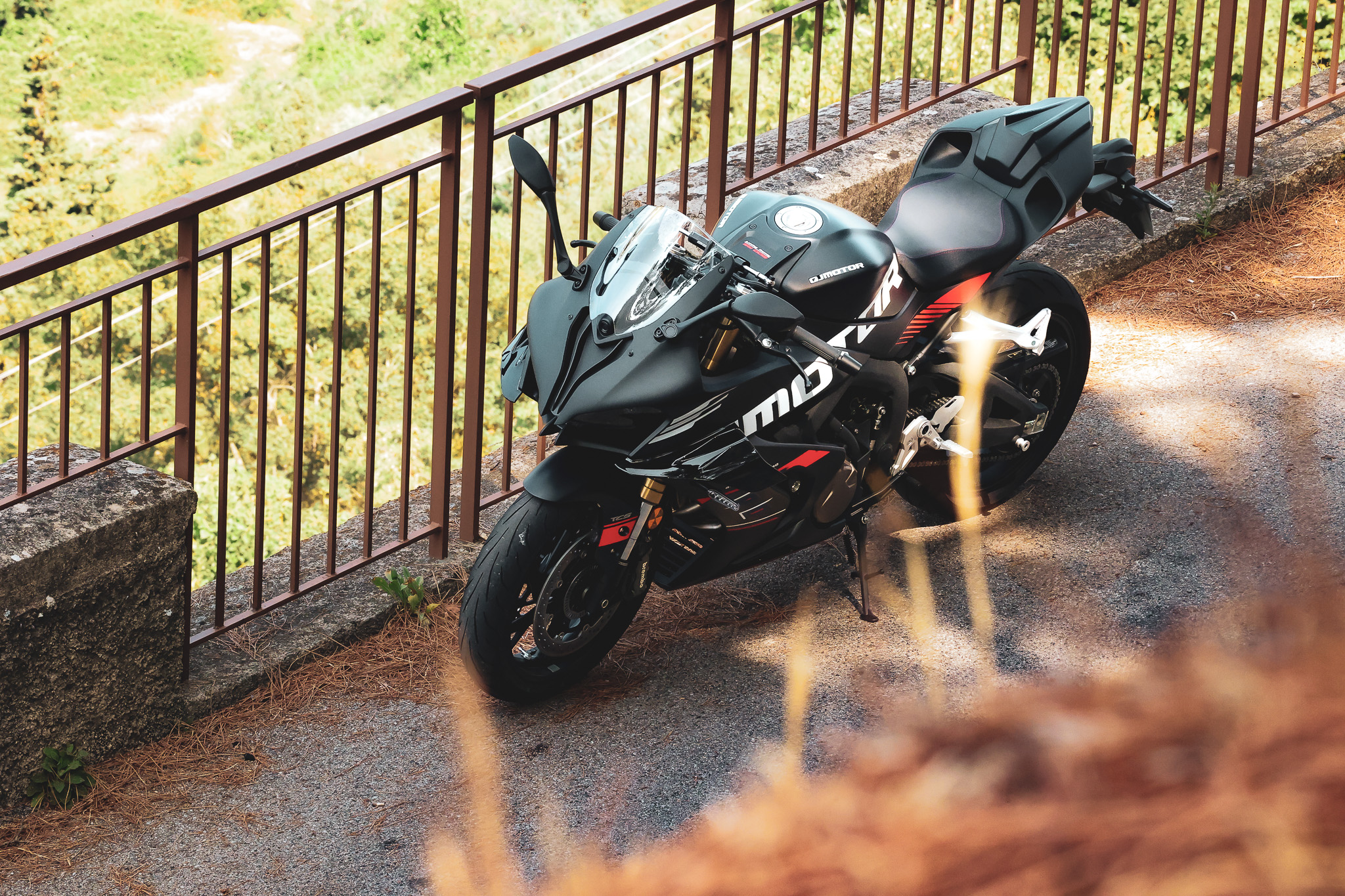 QJMotor SRK 800 RS en extérieur
