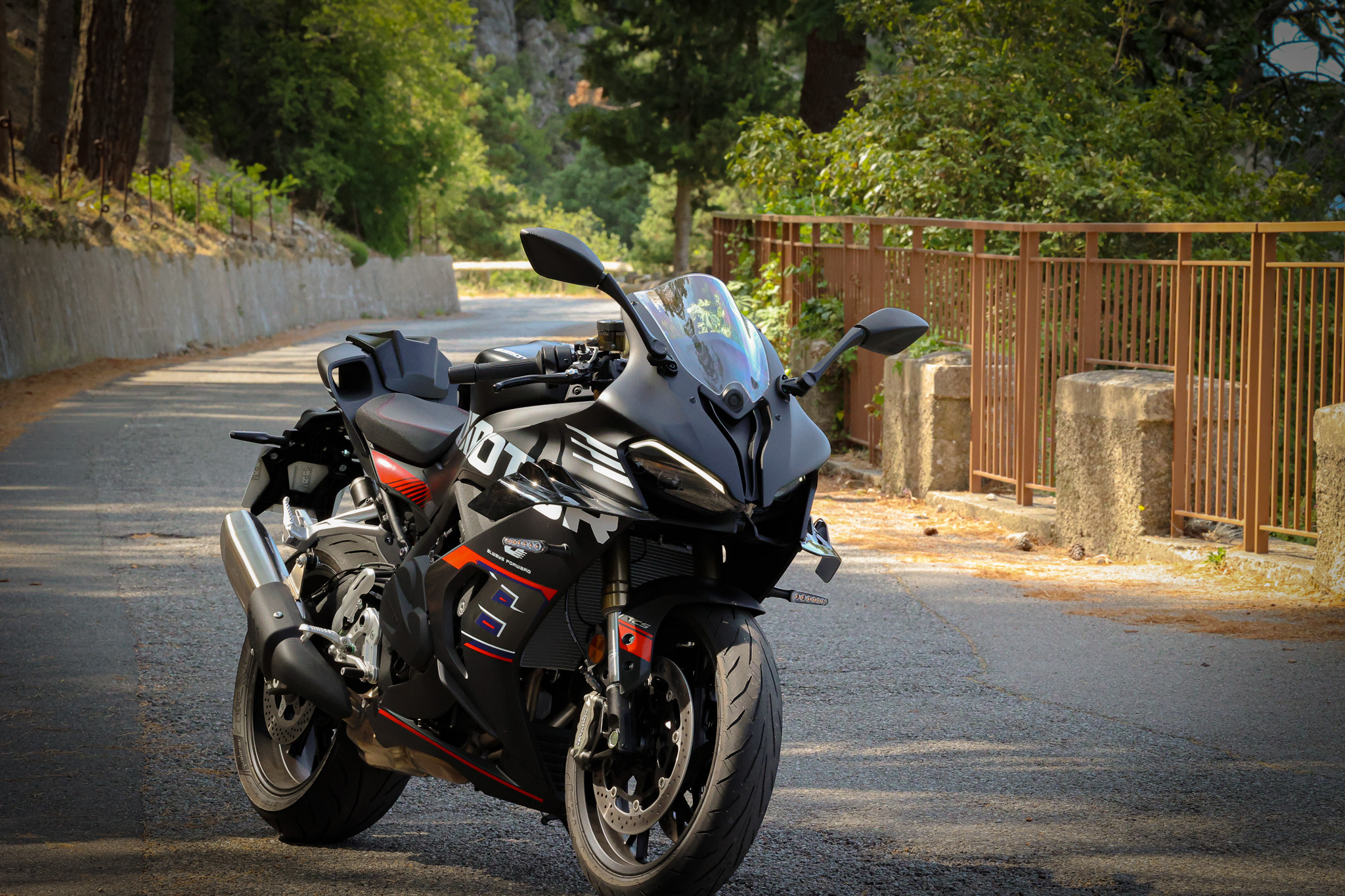 Face avant de la QJMotor SRK 800 RS