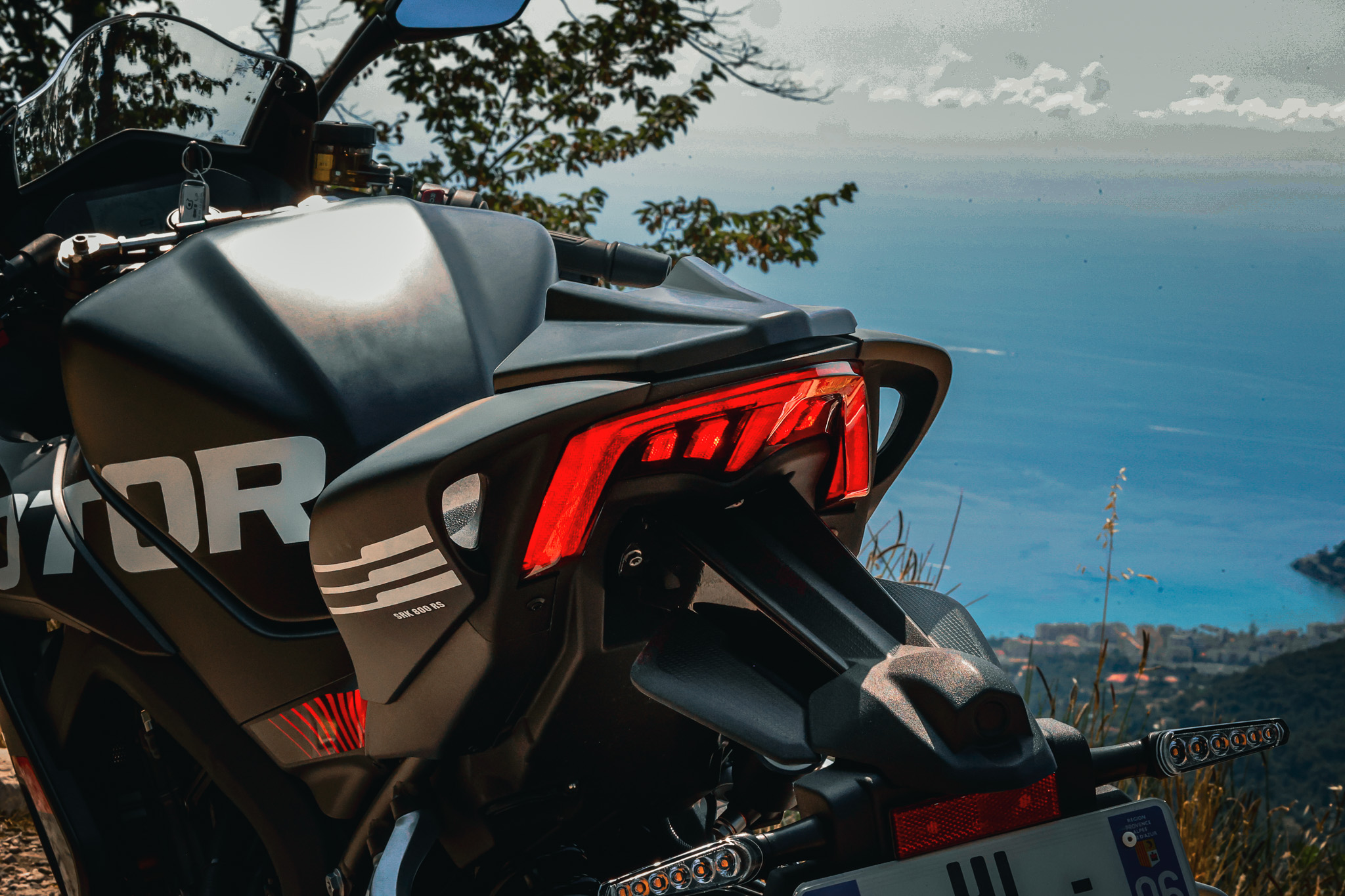 Vue trois quarts QJMotor SRK 800 RS