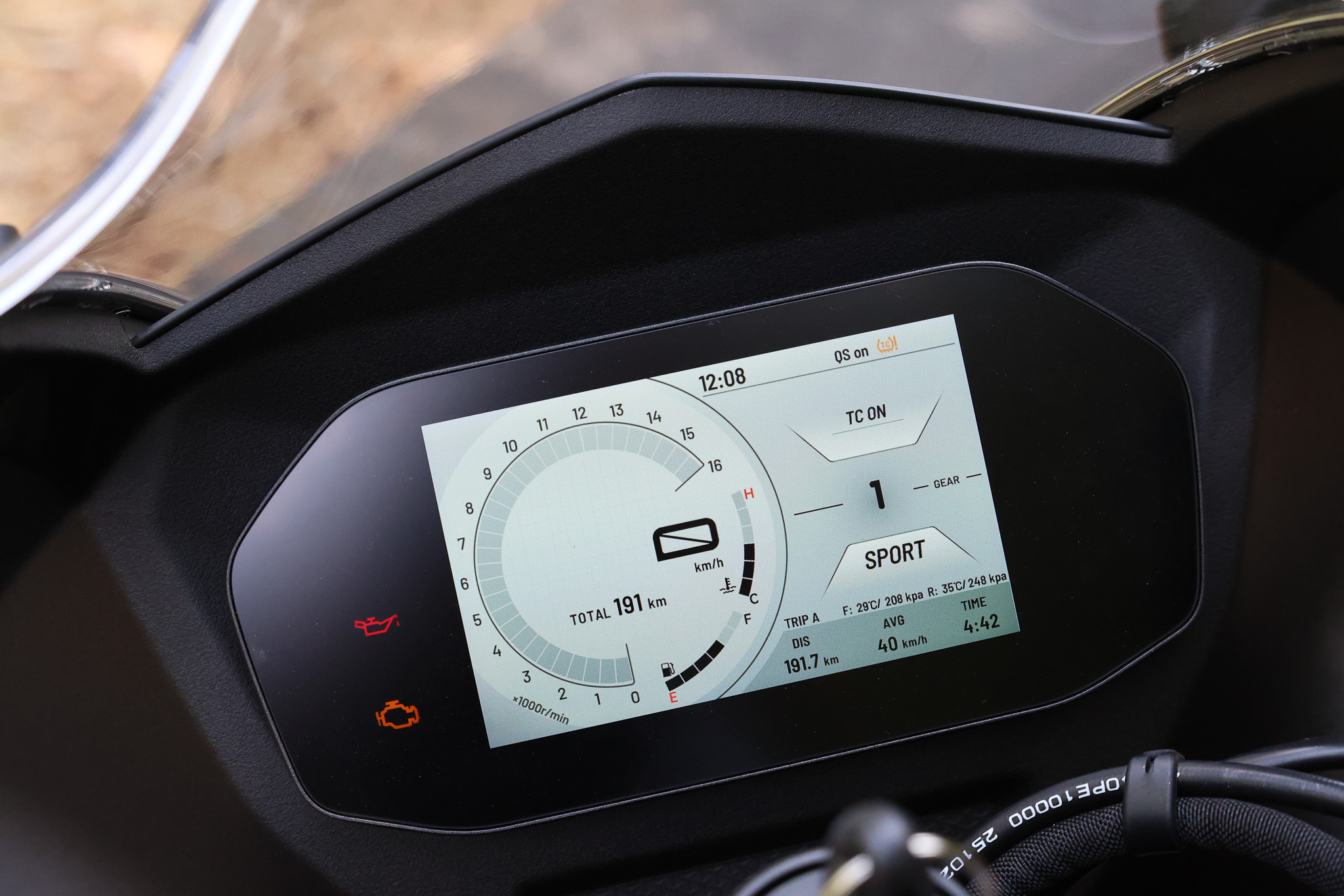 Vue latérale de la QJMotor SRK 800 RS