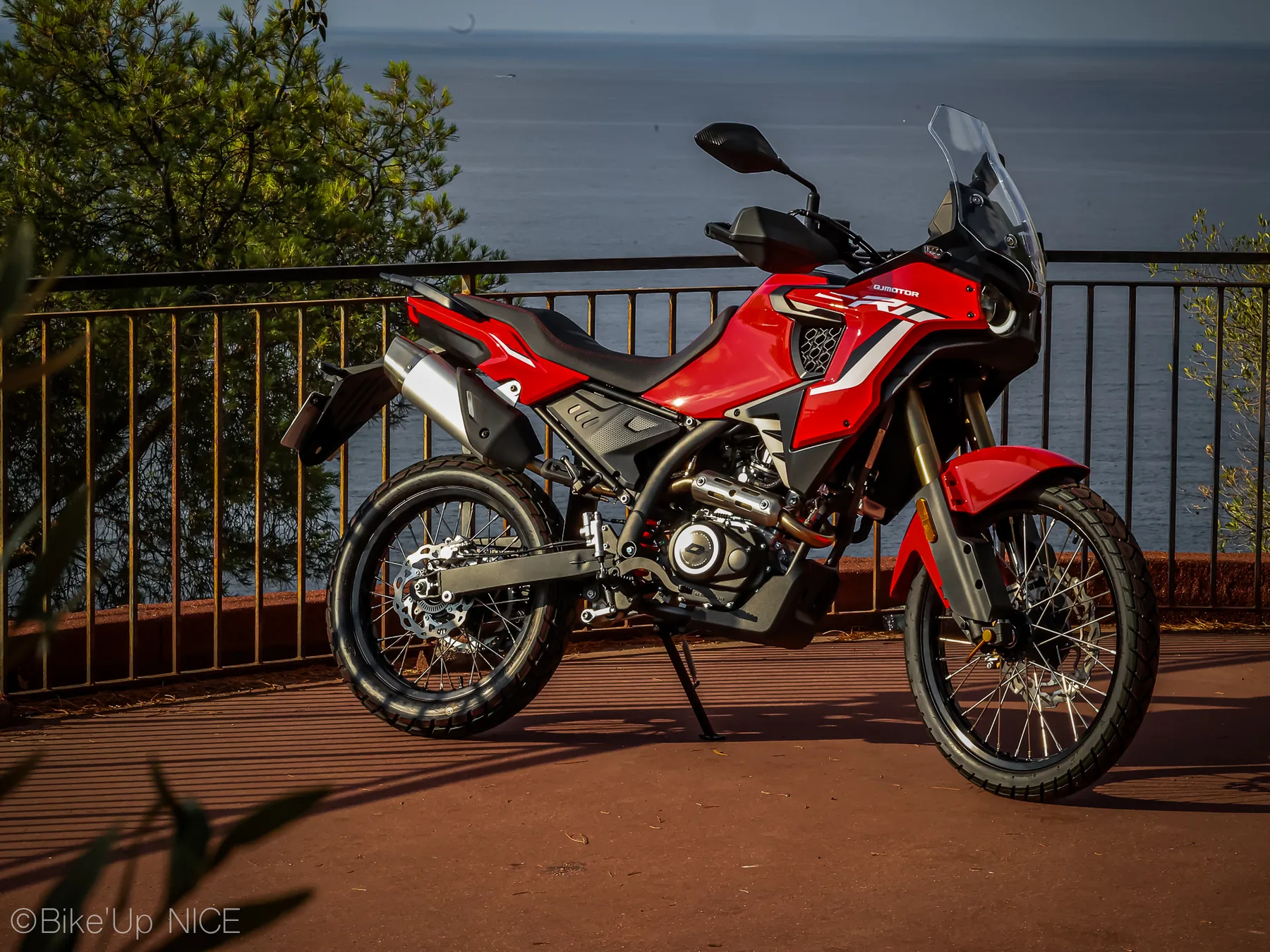 Face avant et partie cycle de la QJMOTOR SRT 125 DX