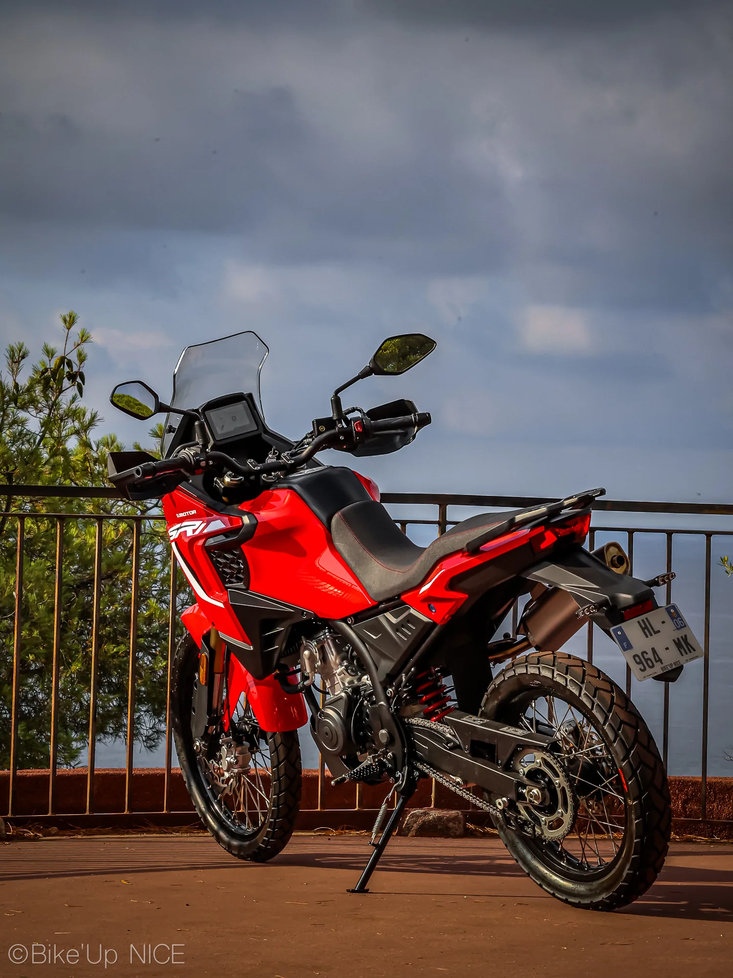 Détails de finition QJMOTOR SRT 125 DX 2026