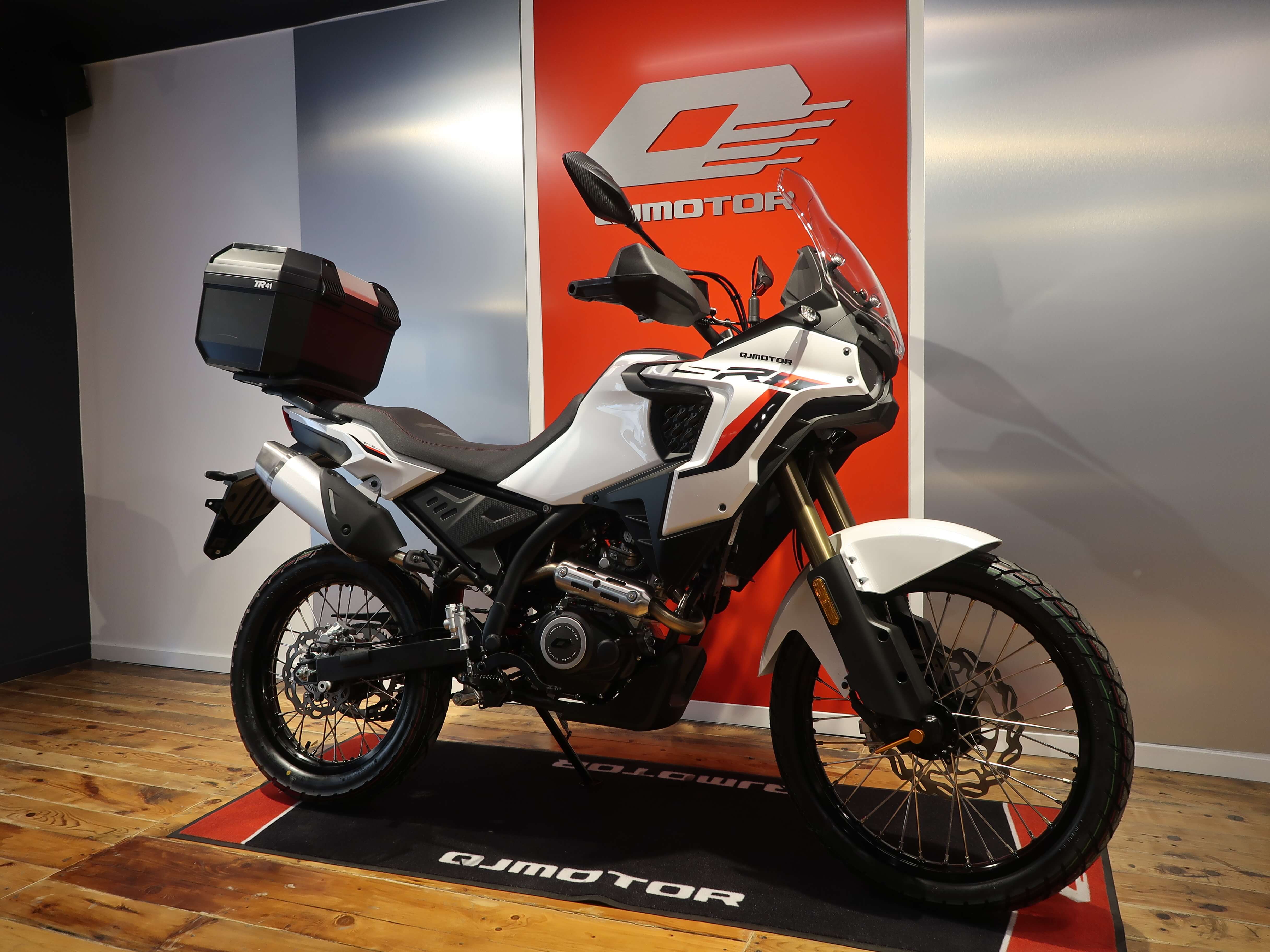 QJMOTOR SRT 125 DX blanche disponible à Nice